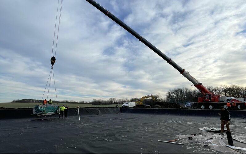 Pose de géomembrane sur chantier